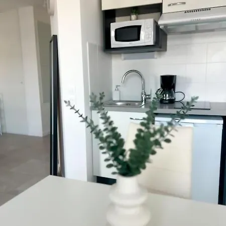 Apartment In With Free Parking *