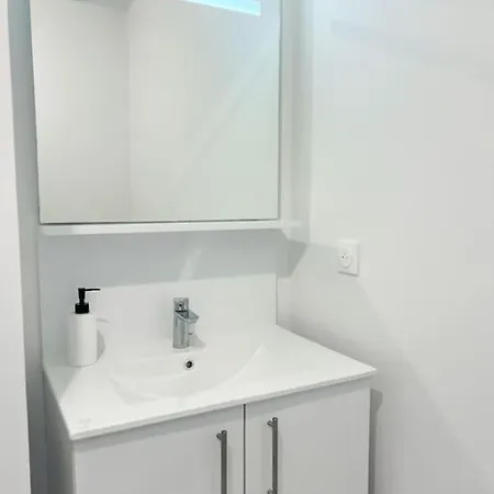 Apartment In With Free Parking