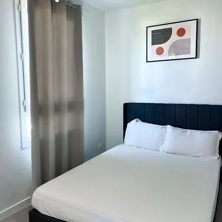 In With Free Parking Apartment