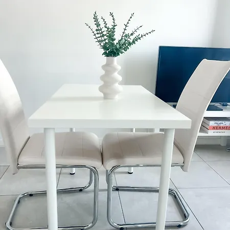 In With Free Parking * Lormont